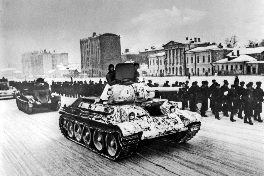 Танки и колонны пехоты на Садовом кольце. 1941