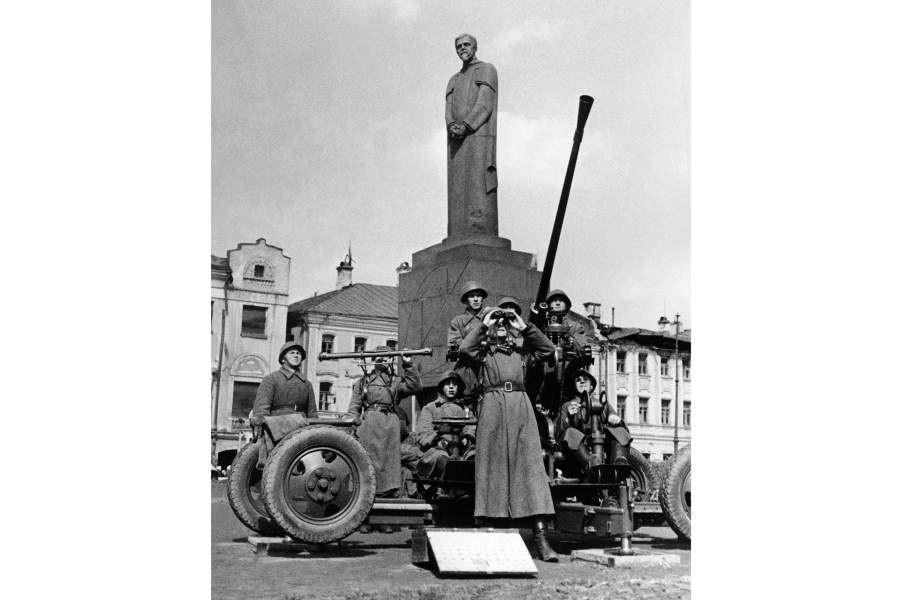 Орудийный расчет зенитчиков ведет наблюдение за воздухом у Никитских ворот. 1942