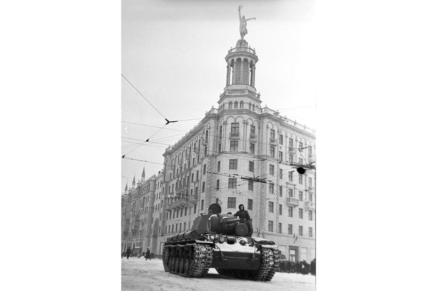 Танк КВ-1 на улице Горького в Москве. 1941