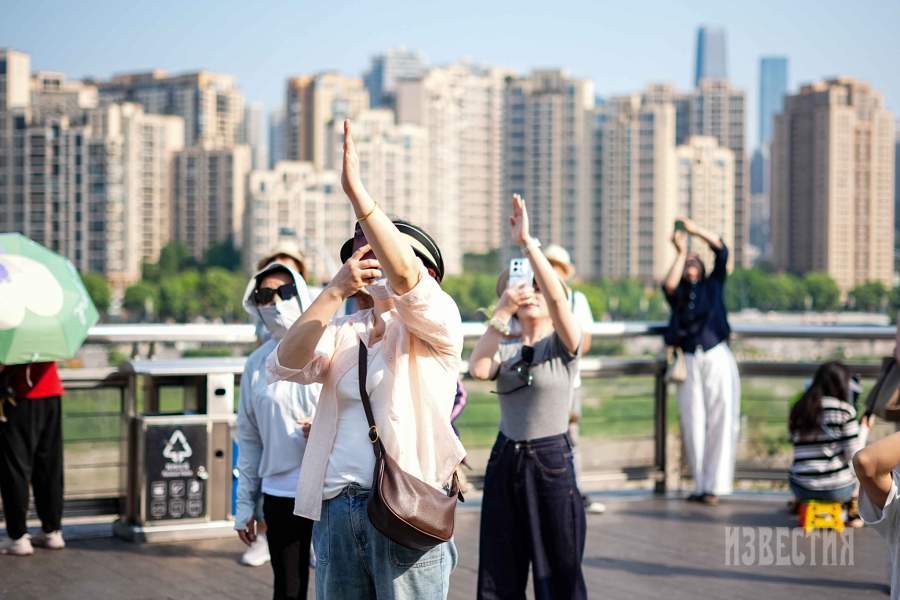 Ни местные жители, ни гости города почти не выпускают из рук мобильные телефоны и полностью соответствуют стереотипу китайского туриста даже на родине