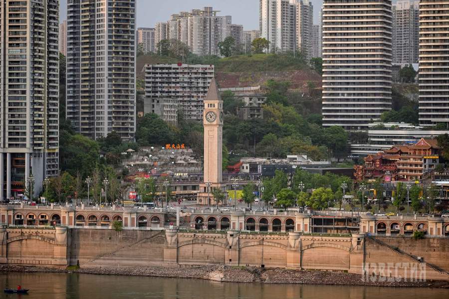 Город входит в состав экономического кольца Чэнду. Кольцо охватывает территорию площадью около 185 тыс. кв. км (1,9 % от общей площади территории страны). В 2019 году численность населения региона составляла около 96 млн человек (6,9 % от общей численности населения Китая), но не все население города живет в высотках — встречается и более низкая застройка, сохраняющая национальный китайский колорит