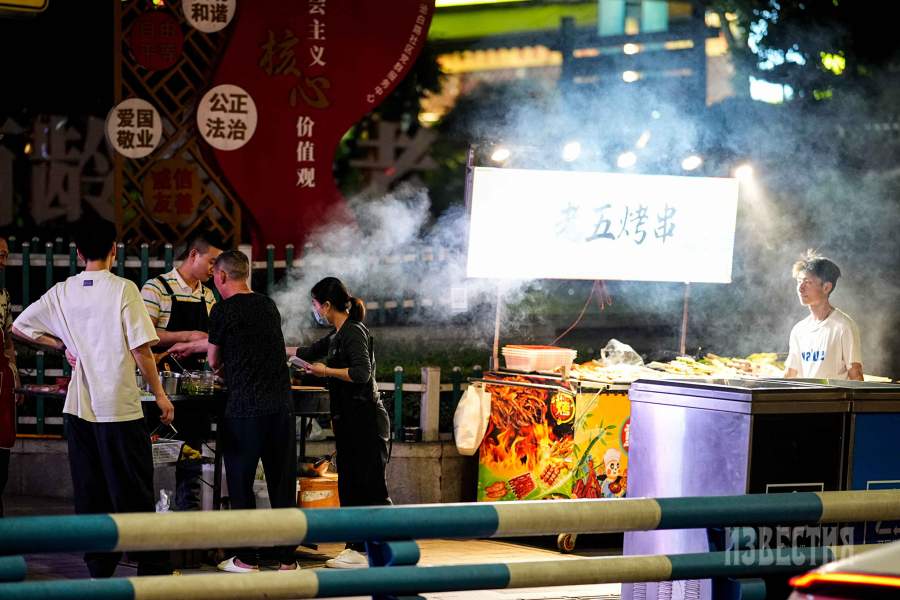 Устройство стритфуд-точек в Чунцине не отличается от любого другого китайского города