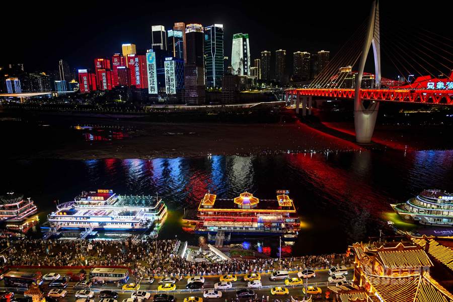 В ночной подсветке город выглядит очень нарядно