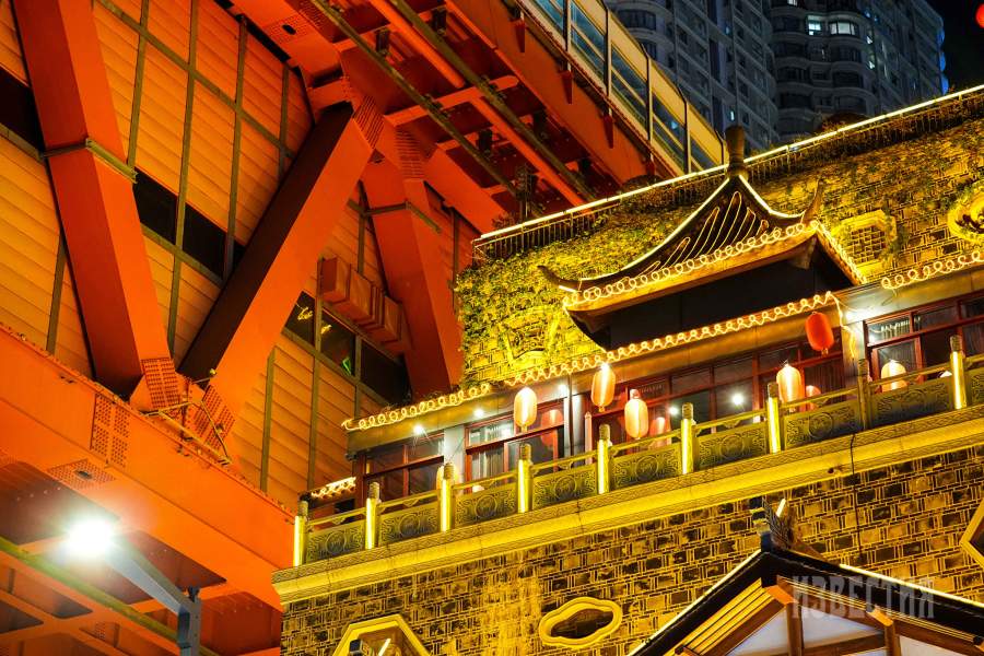 Второе популярное прозвище Чунцина — «Город мостов». Чунцин имеет более 25 мостов через реку Янцзы