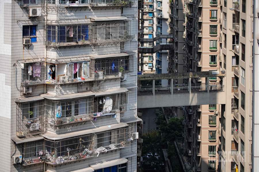 Совсем не обязательно спускаться на тротуар, чтобы перейти из одного дома в другой — можно перейти по мостам. Из-за такой доступности, даже на высоких этажах устанавливают защитные решетки