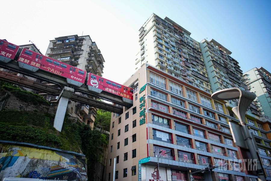 Транспортный каркас города обустроен на нескольких уровнях, а некоторые железнодорожные линии проходят прямо сквозь жилые дома