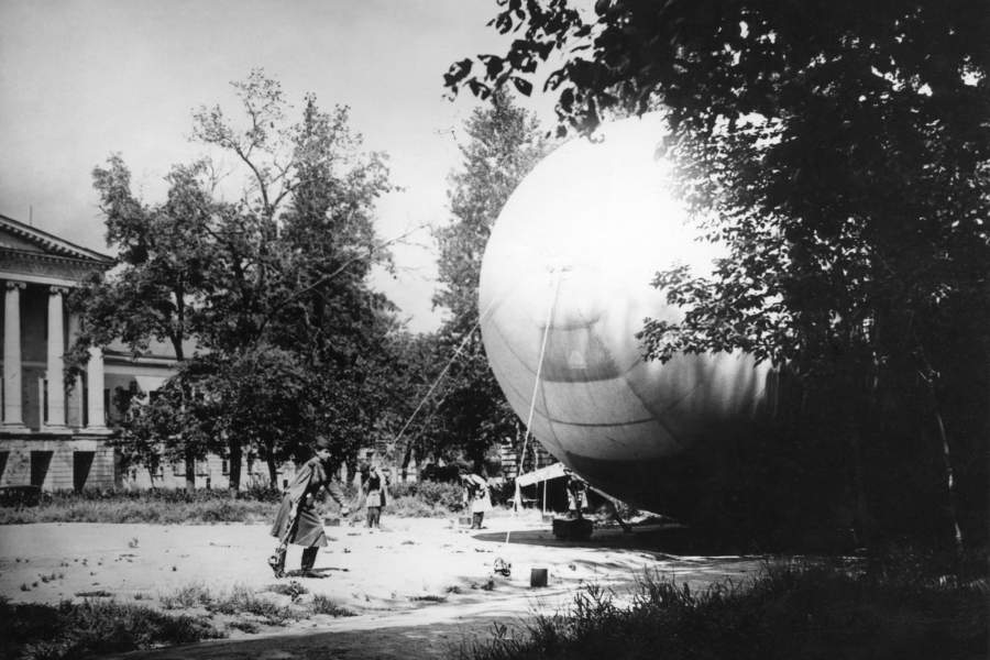 Аэростат заграждения ПВО у Петровских ворот. 1943 год