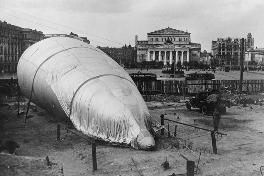 Аэростат на площади Свердлова. 1942