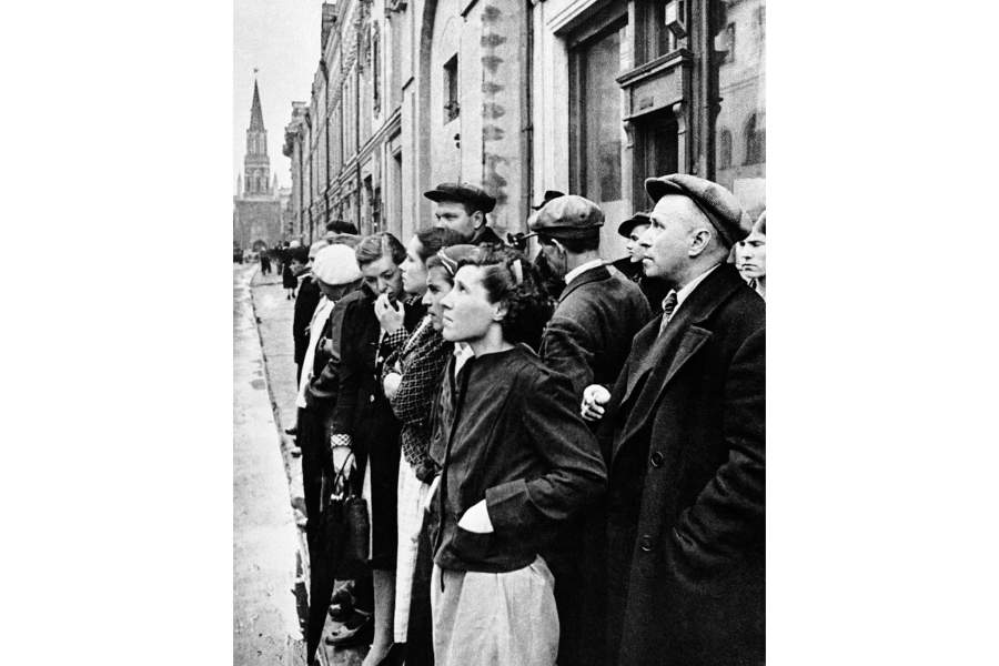 Москвичи на ул. 25 октября слушают сообщение о нападении гитлеровской Германии на СССР. 1941