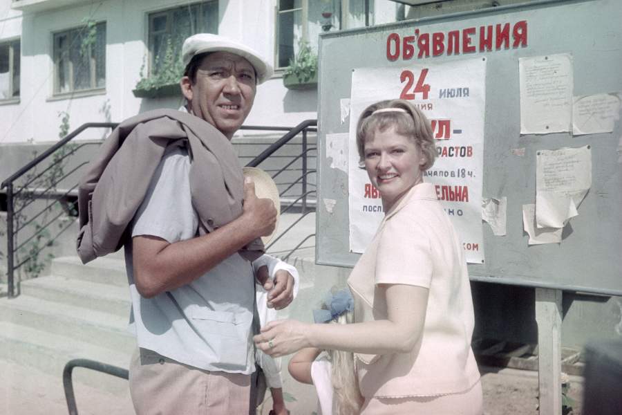 Актер Юрий Никулин и актриса Нина Гребешкова в фильме «Бриллиантовая рука»