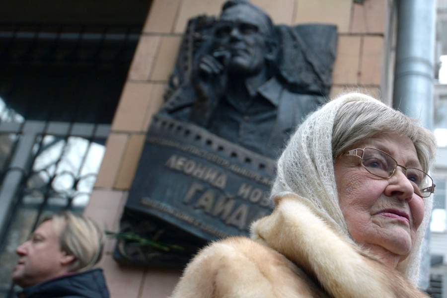 Вдова режиссера актриса Нина Гребешкова и актер Дмитрий Харатьян на церемонии открытия мемориальной доски кинорежиссеру Леониду Гайдаю. 2013 год