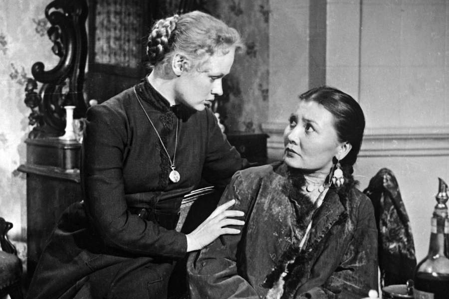 Кадр из кинофильма «Ботагоз», 1957 год. Режиссер Ефим Арон. Алма-Атинская киностудия художественных и хроникальных фильмов. Лиза - артистка Нина Гребешкова, Ботагоз - артистка Гульфайрус Исмаилова