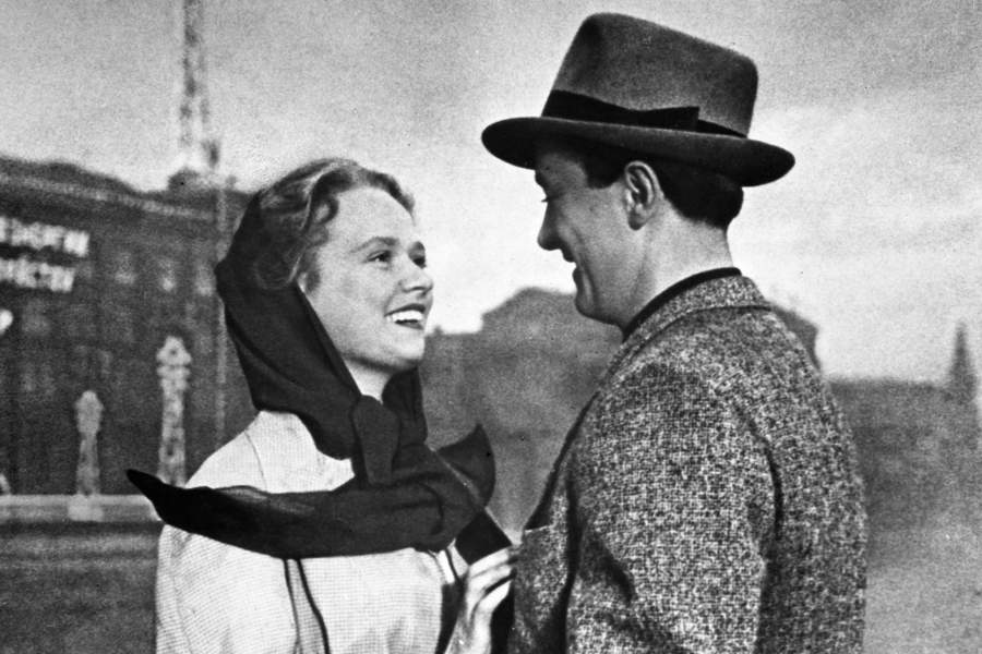 Кадр из фильма режиссера Ивана Пырьева «Испытание верности», 1954 год. Варя Лутонина - актриса Нина Гребешкова, Игорь Варенцов - артист Олег Голубицкий