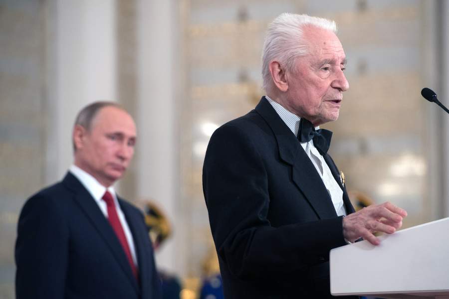 Президент РФ Владимир Путин и балетмейстер Юрий Григорович на церемонии вручения Государственной премии 2016 года за выдающиеся достижения в области науки и технологий, литературы и искусства и гуманитарной деятельности. 2017 год