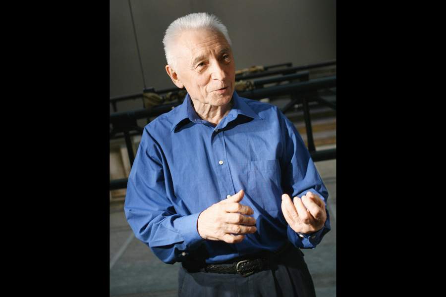 Балетмейстер Юрий Григорович перед началом 15-й юбилейной церемонии вручения международного балетного приза Бенуа де ла Данс (Benois de la danse) в Большом театре России. 2007 год