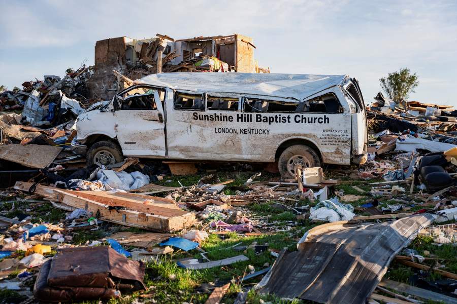 Палестинцы осматривают ущерб на месте израильского удара по палаточному лагерю, в котором укрывались перемещенные лица, в Хан-Юнисе, на юге сектора Газа, 18 мая 2025 г.