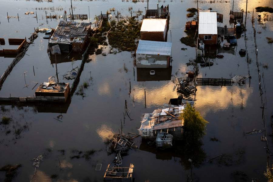 На снимке с дрона показано наводнение, вызванное сильными дождями в Кампане, Буэнос-Айрес, Аргентина, 18 мая 2025 г.