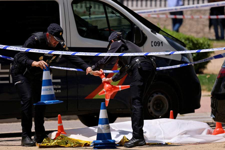 Полицейские работают возле тела бывшего украинского политика Андрея Портнова на месте, где, по данным МВД Испании, он был застрелен неизвестными вооруженными лицами возле школы в Мадриде, Испания, 21 мая 2025 г.