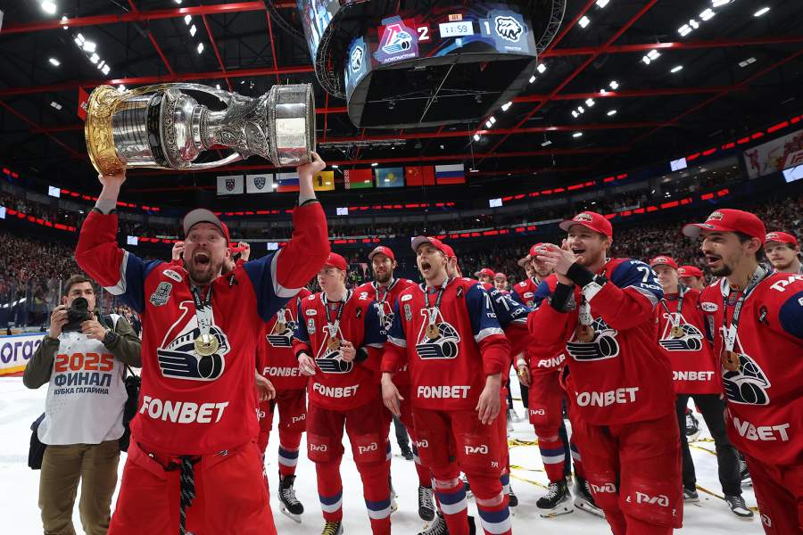 Игроки "Локомотива" на церемонии награждения после окончания матча финала плей-офф чемпионата КХЛ в Ярославле.