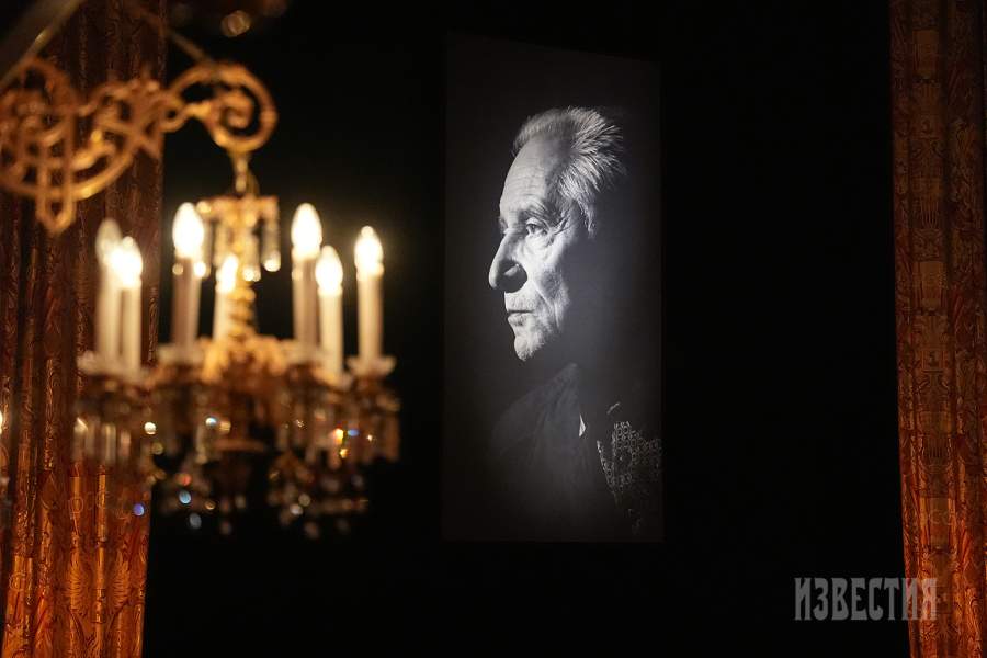 Россия. Москва. Вынос гроба после церемонии прощания с хореографом и балетмейстером Юрием Григоровичем в Большом театре.