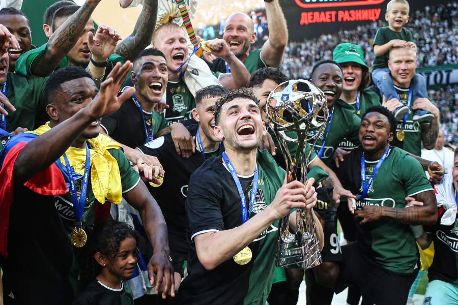 Игроки (Краснодар) радуются победе в чемпионате российской Премьер-лиги по футболу. Футбольный клуб «Краснодар» стал чемпионом России в сезоне-2024/25. На первом плане — Джон Кордоба и Эдуард Сперцян