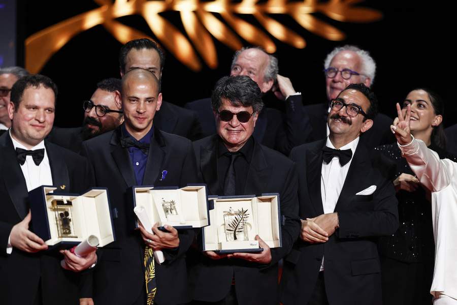 Режиссер Джафар Панахи, обладатель «Золотой пальмовой ветви» за фильм «Это была просто случайность», позирует с лауреатами премии — режиссером Тауфиком Бархом, обладателем «Золотой пальмовой ветви» за короткометражный фильм «Я рад, что ты умер», режиссером Хасаном Хади, обладателем премии «Золотая камера» за фильм «Президентский торт» (Mamlaket al-Qasab), и режиссерами Жан-Пьером Дарденном и Люком Дарденном, обладателями премии за лучший сценарий за фильм «Молодые матери»