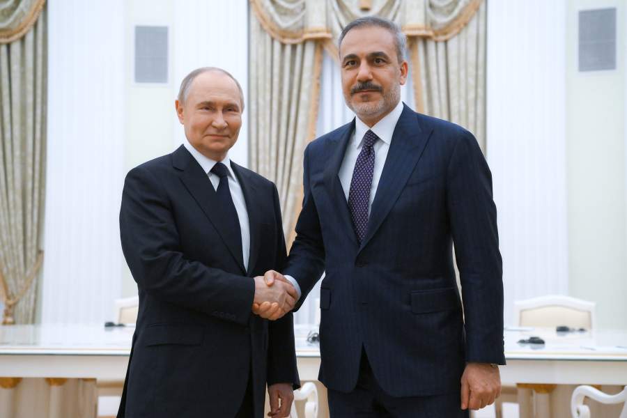 Слева направо: президент РФ Владимир Путин и глава МИД Турции Хакан Фидан во время встречи, 26 мая 2025 года