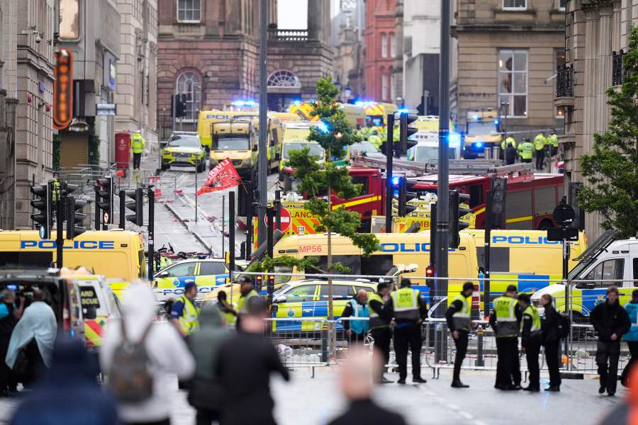 Полиция и сотрудники экстренных служб разбираются с дорожно-транспортным происшествием на Уотер-стрит возле здания Liver в Ливерпуле после того, как автомобиль столкнулся с пешеходами во время парада победителей Премьер-лиги