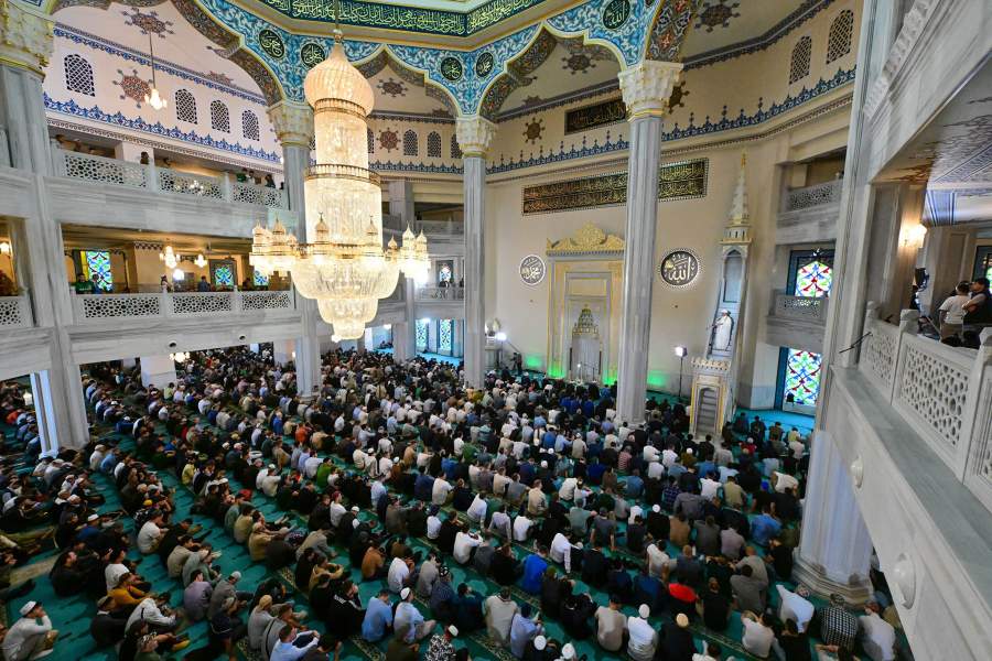 Праздничная молитва и проповедь в честь Курбан-байрама в Московской соборной мечети
