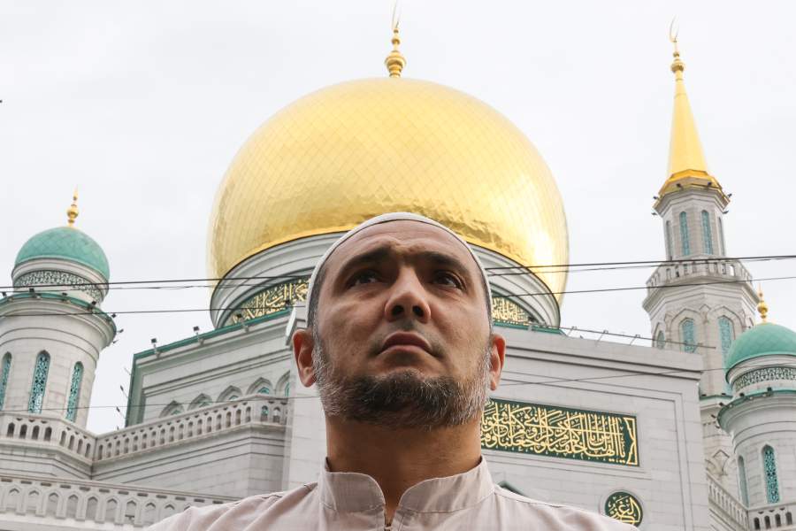 Верующий во время намаза у Московской соборной мечети в день праздника жертвоприношения Курбан-байрам