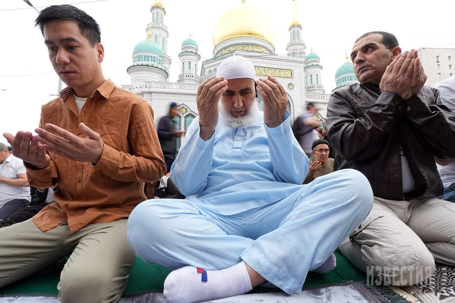 В Москве традиционно перекрыли часть улиц, прилегающих к мечетям, чтобы верующие могли собраться на намаз
