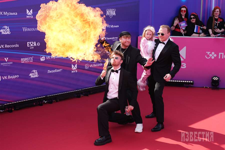 Иллюзионисты братья Сафроновы на красной дорожке перед церемонией вручения ХХ национальной телевизионной премии в области популярной музыки «МУЗ-ТВ 2025. Легенда» в «Live Арене» в Москве.