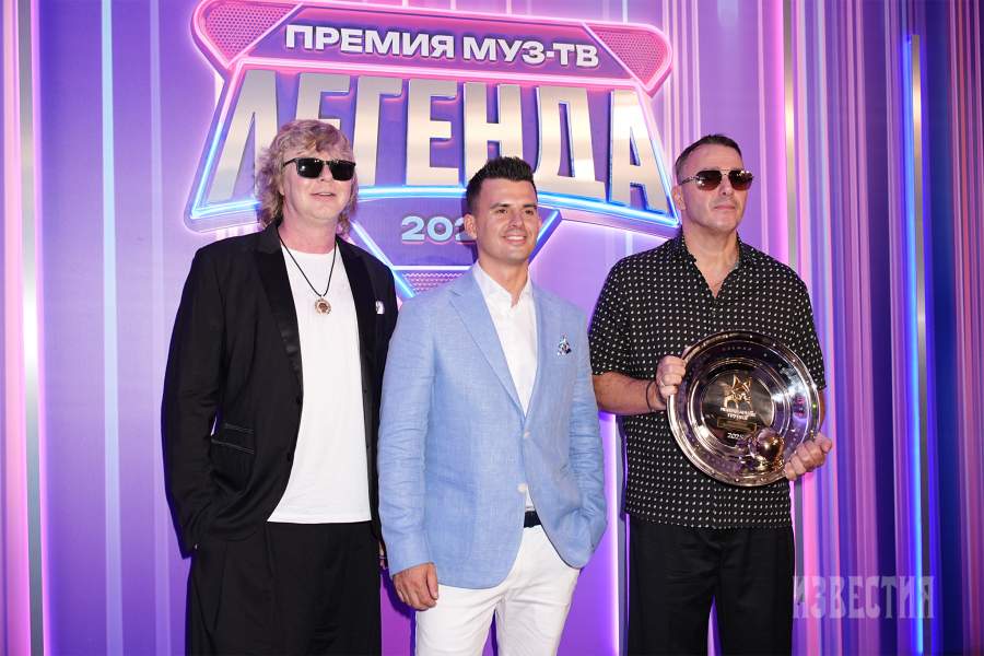 Участники группы «Иванушки International» Андрей Григорьев-Апполонов, Кирилл Туриченко и Кирилл Андреев, победившие в номинации «Лучшая группа», на церемонии вручения ХХ национальной телевизионной премии в области популярной музыки «МУЗ-ТВ 2025. Легенда» в «Live Арене» в Москве