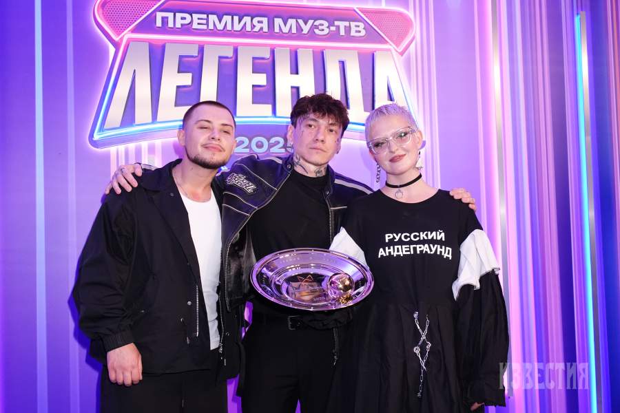 Певец LYRIQ (Кирилл Ермаков), певица Тося Чайкина и «Три дня дождя», победившие в номинации «Лучшая cover-версия» с песней «Земля», на церемонии вручения ХХ национальной телевизионной премии в области популярной музыки «МУЗ-ТВ 2025. Легенда» в «Live Арене» в Москве
