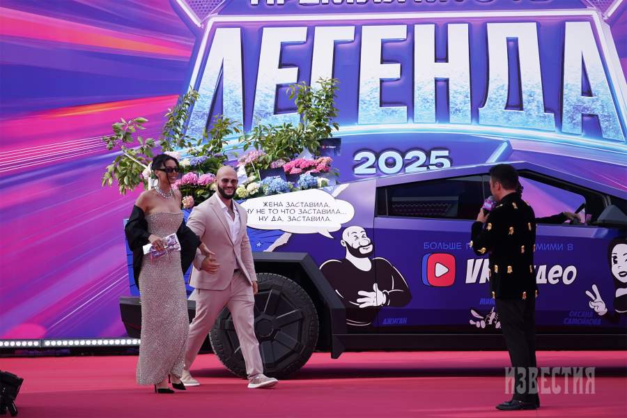 Рэпер Джиган (Денис Устименко-Вайнштейн) с женой Оксаной Самойловой на красной дорожке перед церемонией вручения ХХ национальной телевизионной премии в области популярной музыки «МУЗ-ТВ 2025. Легенда» в «Live Арене» в Москве
