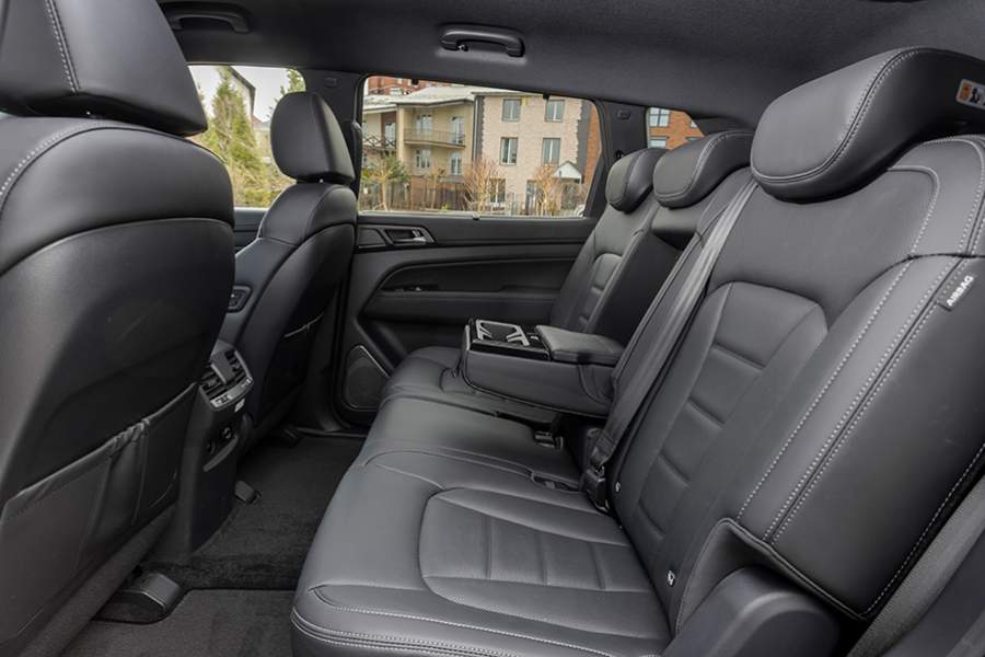  Сзади места с запасом. Диван оснащен подогревом, а на окнах есть шторки