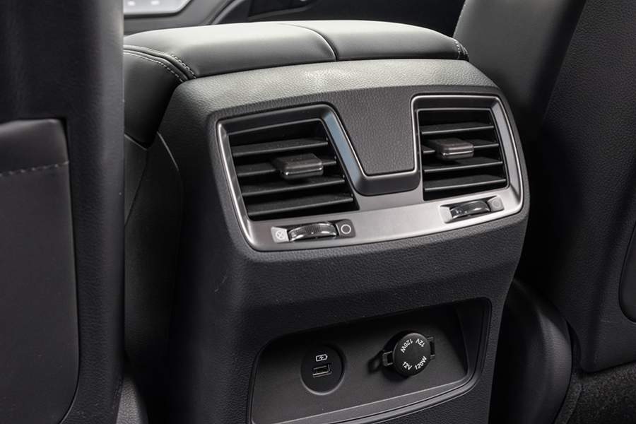 На втором ряду есть дополнительные воздуховоды