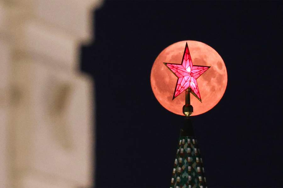 «клубничная Луна»