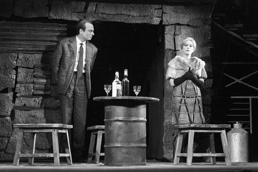 Валентина Талызина (Мадам Н) и Вадим Бероев (Антуан) в сцене из спектакля «Жизнь Сент-Экзюпери». Государственный академичекий театр имени Моссовета. 1968 год