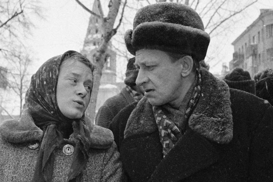 Актеры Евгений Евстигнеев и Валентина Талызина в главных ролях на съемках кинокомедии «Зигзаг удачи». 1968 год