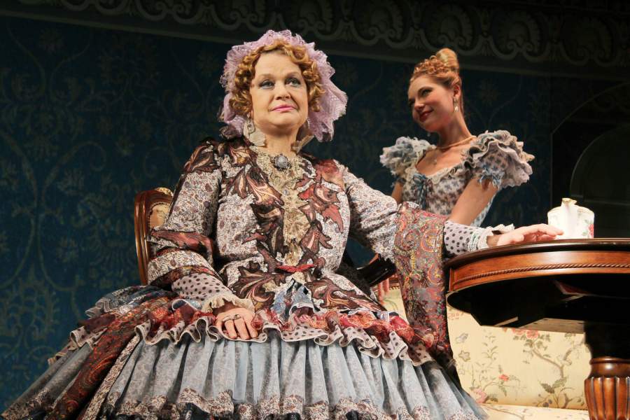 Валентина Талызина в роли Анны Антоновны Атуевой в сцене из спектакля «Свадьба Кречинского» по пьесе А.В.Сухово-Кобылина режиссера Павла Хомского в Театре имени Моссовета. 2011 год