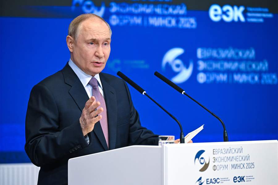Президент РФ Владимир Путин принимает участие в пленарном заседании IV Евразийского экономического форума в Минске.