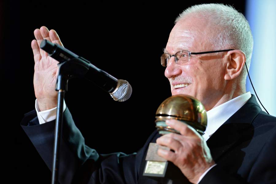 Председатель жюри, кинорежиссер Александр Митта с призом «За выдающийся вклад в отечественный кинематограф» на церемонии открытия XXIV Открытого российского кинофестиваля «Кинотавр» в Сочи. 2013 год