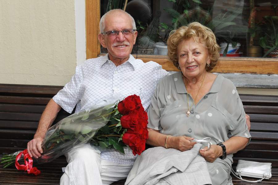 Кинорежиссер Александр Митта с супругой Лилией перед церемонией празднования 75-го юбилея актера и режиссера Олега Табакова в МХТ имени Чехова. 2010 год