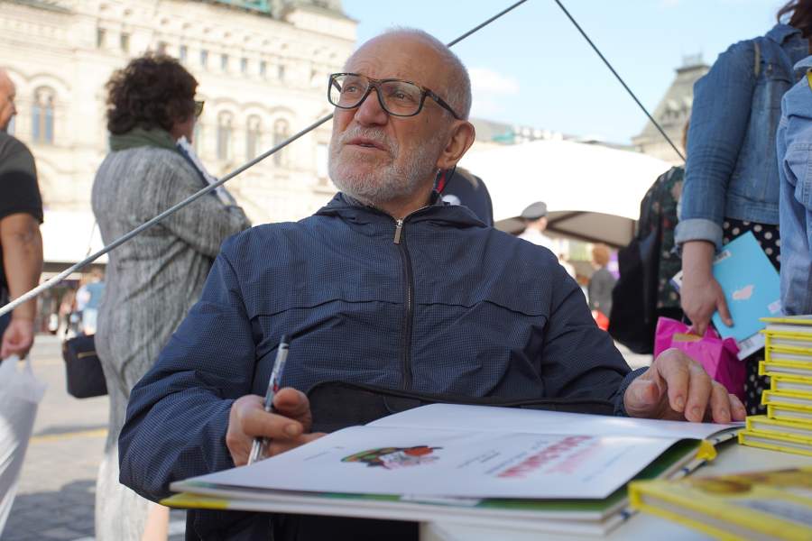 Режиссер, актер Александр Митта во время книжного фестиваля «Красная площадь». 2019 год