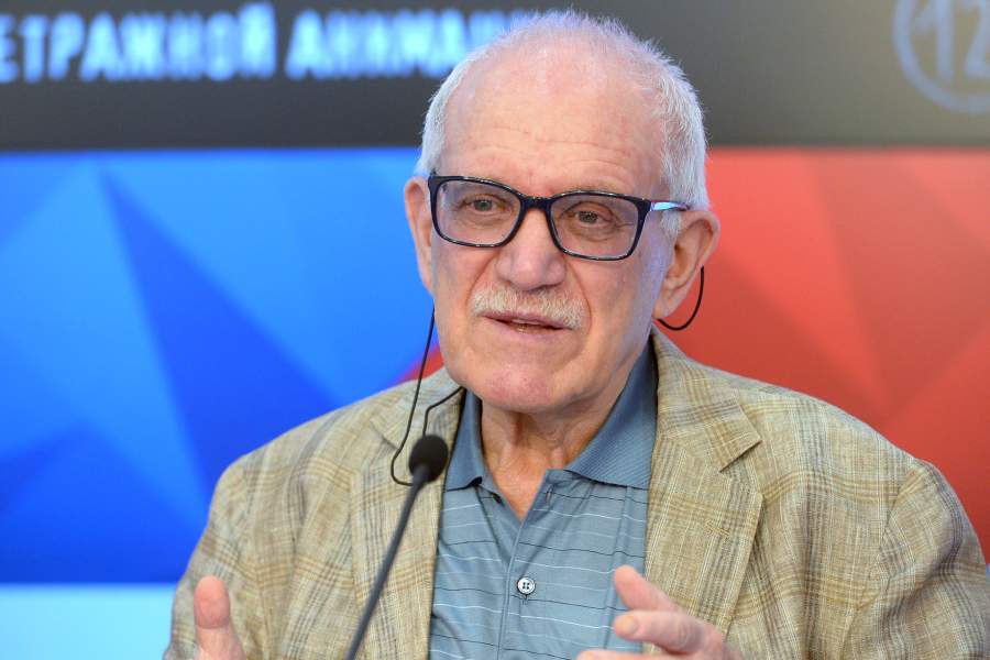 Кинорежиссер, народный артист России Александр Митта во время пресс-конференции, приуроченной к открытию I Фестиваля российской короткометражной анимации «Мультобоз» в Москве. 2018 год