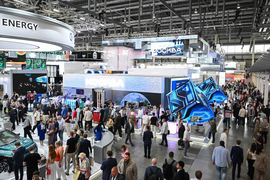 Посетители на международной промышленной выставке «Иннопром» в Екатеринбурге