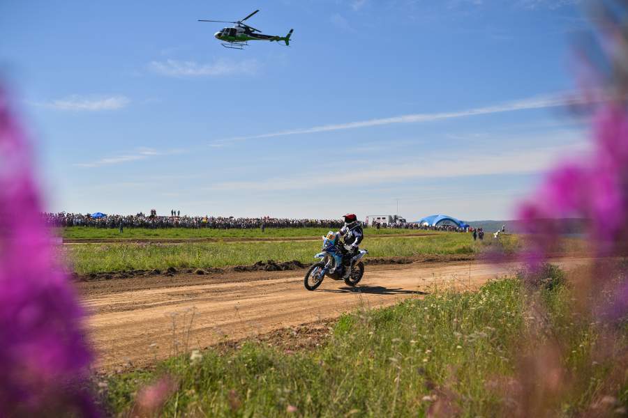 Мотогонщик команды BN Racing Александр Макаров на дистанции первого этапа Иркутск — Иркутск ралли «Шелковый путь - 202». Международный ралли-марафон «Шелковый путь - 2025» проходит с 12 по 22 июля по территории России и Монголии.