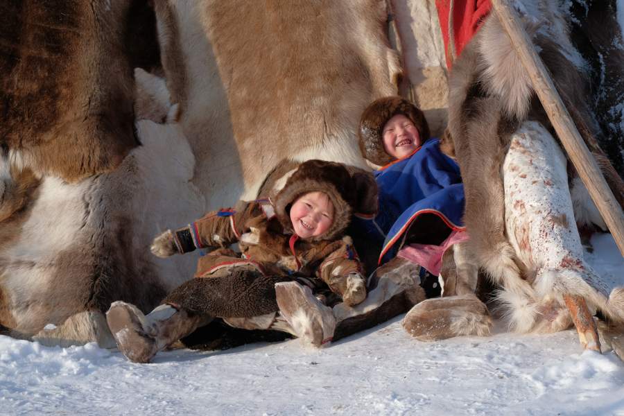 Чумовая жизнь , игры на "улице" Автор: Шуклин Василий Витальевич Конкурс и номинация: 2025 / Россия в лицах Регион съёмки: Ямало-Ненецкий автономный округ Место съемки: Ямал Описание: я -Алиса, ненка, мне 5 лет. Мои родители–оленеводы. Летом мы ведем кочевой образ жизни, гоняя стадо оленей на сотни км. Зимой встаем на стоянку. Весной временами солнечно и тепло, можно играть и веселиться снаружи