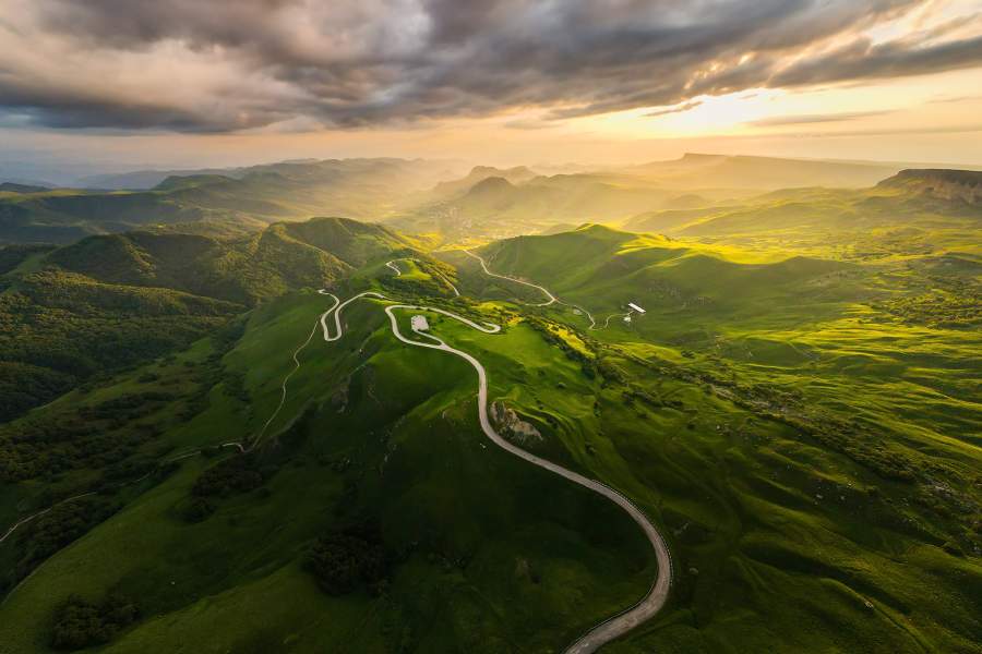 «Дорога в горы» Автор: Гаврилова Ольга Вячеславовна Конкурс и номинация:2024 / Самые красивые обои для рабочего стола Регион съёмки: Карачаево-Черкесская республика Место съемки: Карачаево-Черкесская Республика, перевал Гум-Баши Описание: Живописный перевал Гум-Баши особенно красив на закате, когда низкое солнце создает атмосферный свет. Карачаево-Черкесская республика, июнь 2022